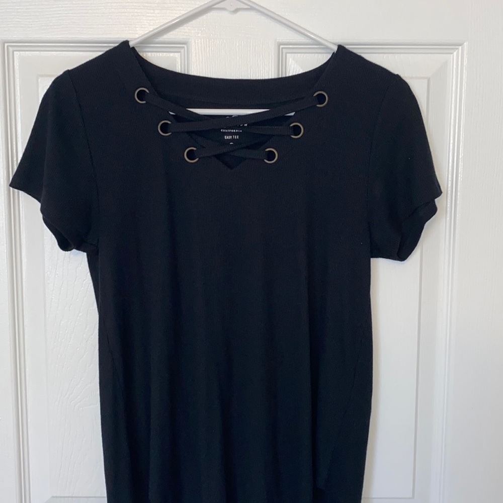 Woman’s Hollister Crisscross V-neck T-shirt (xs)